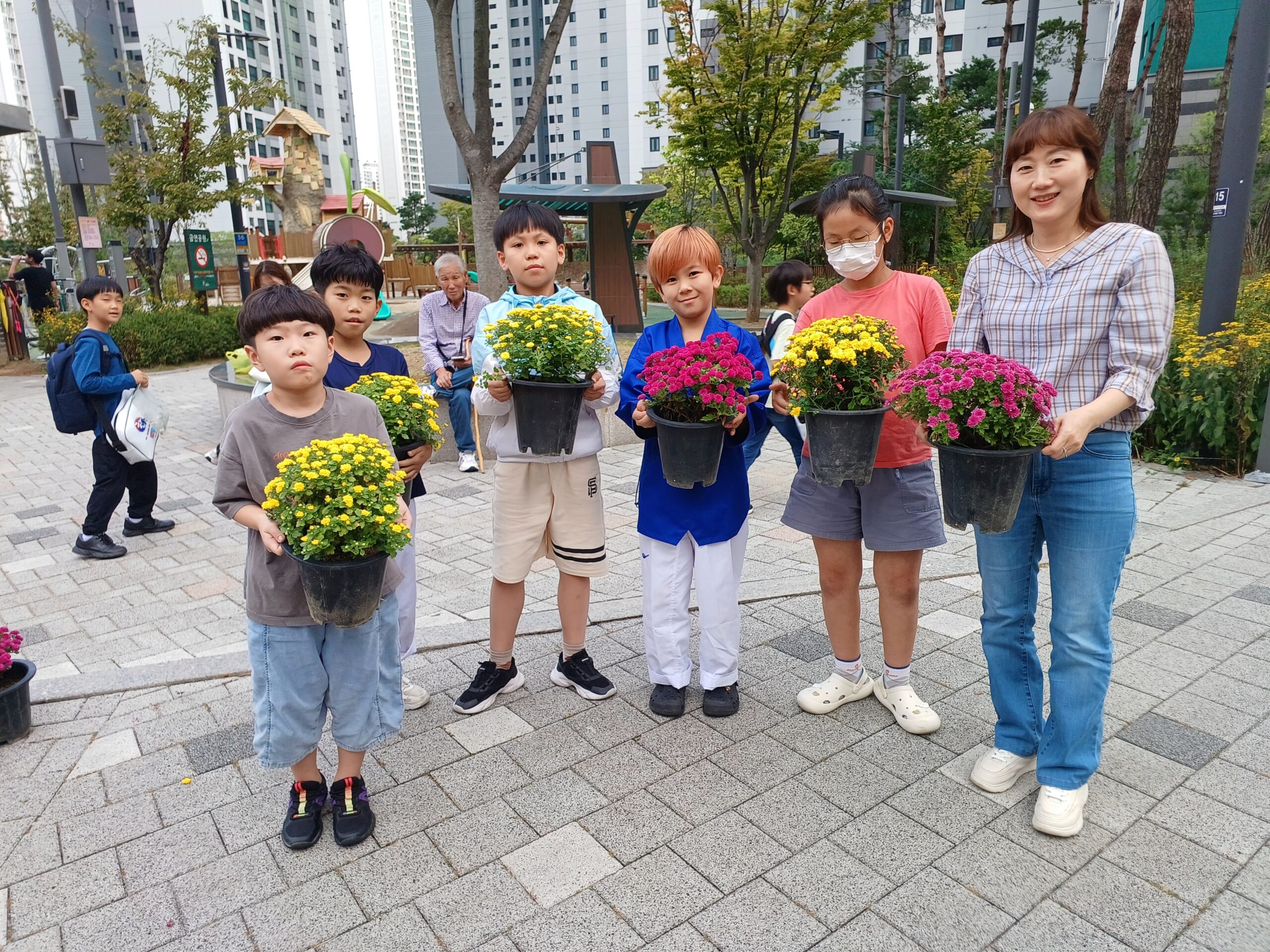 길거리 화단에 활짝 핀 꿈터 친구들의 마음